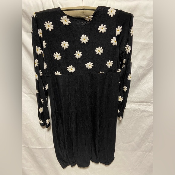 Black dress 👗 with cute daisy pattern 🌼 - Picture 3 of 6